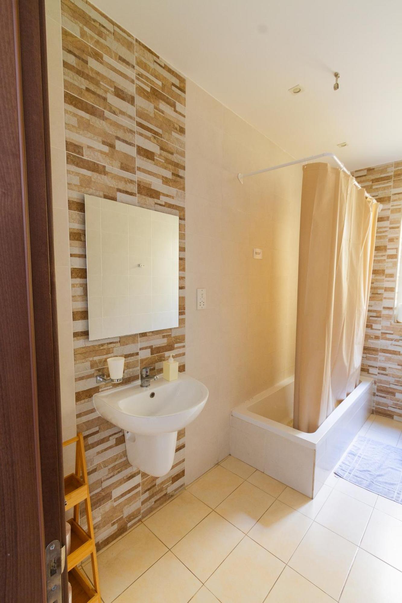 Modern & Central 2 Bedroom & 2 Bathrooms Apartment ムサイダ エクステリア 写真