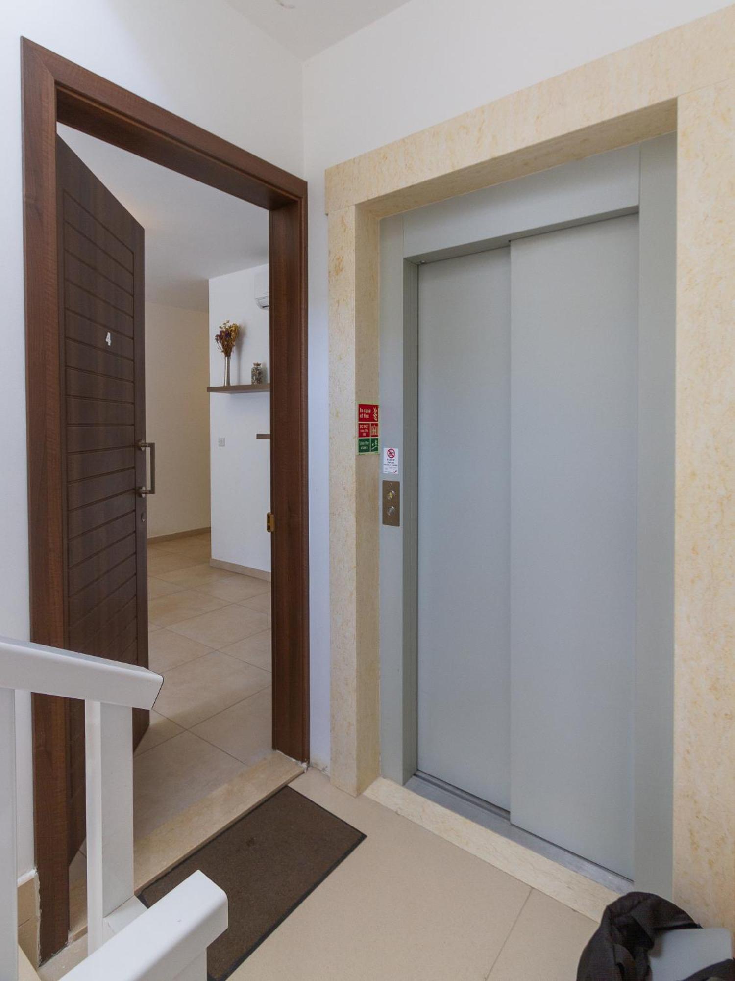 Modern & Central 2 Bedroom & 2 Bathrooms Apartment ムサイダ エクステリア 写真